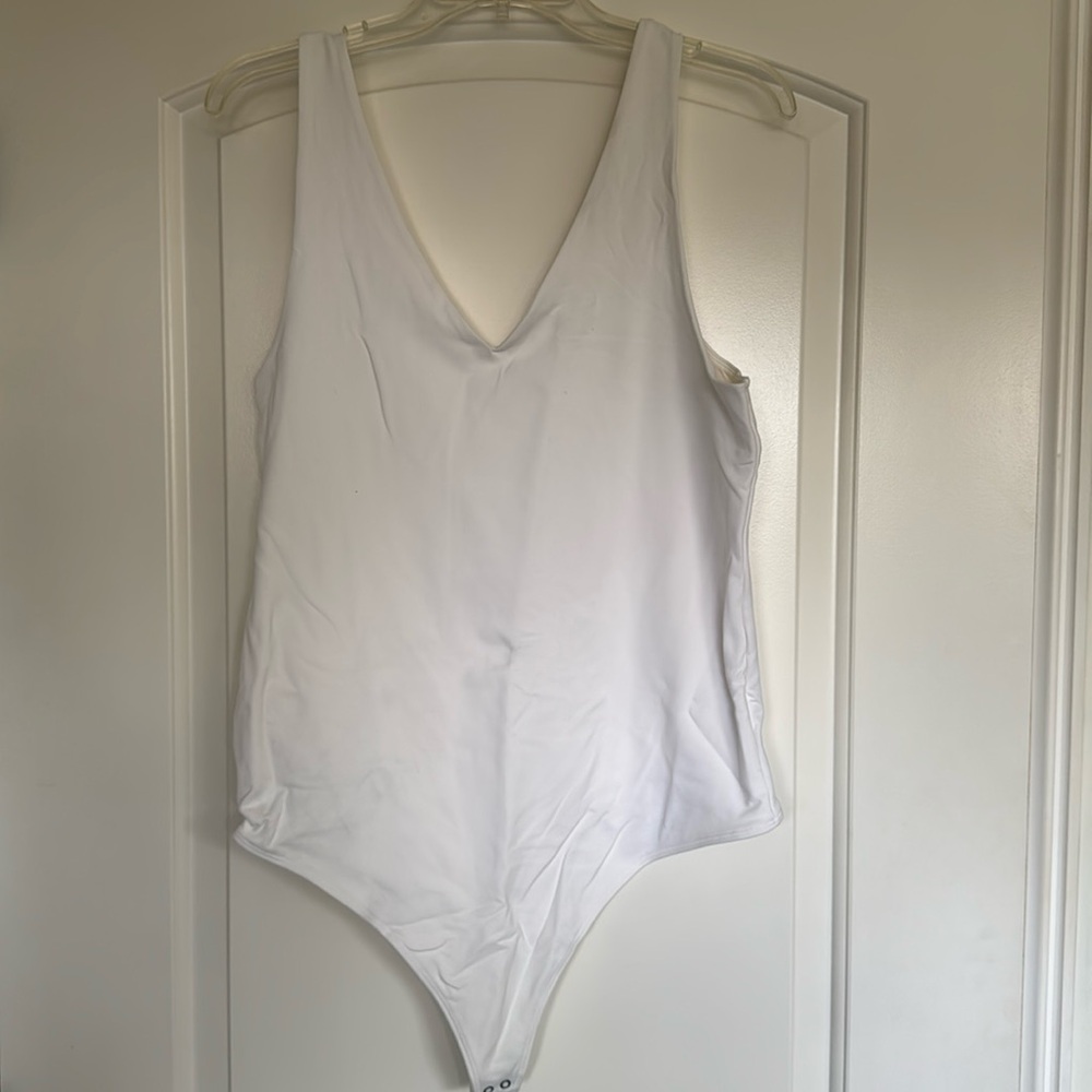 Abercrombie and Fitch bodysuit sleeveless
Size xl
Color white